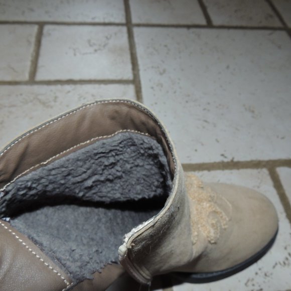 Muk Luks | Boots w/detail NWT Size 7 - Picture 5 of 5